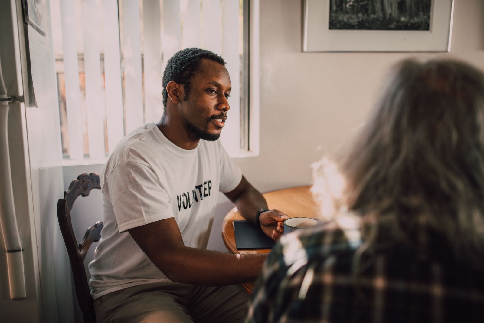 Twee mensen in een warm, aandachtig gesprek, als beeld bij menselijke vaardigheden in het AI-tijdperk
