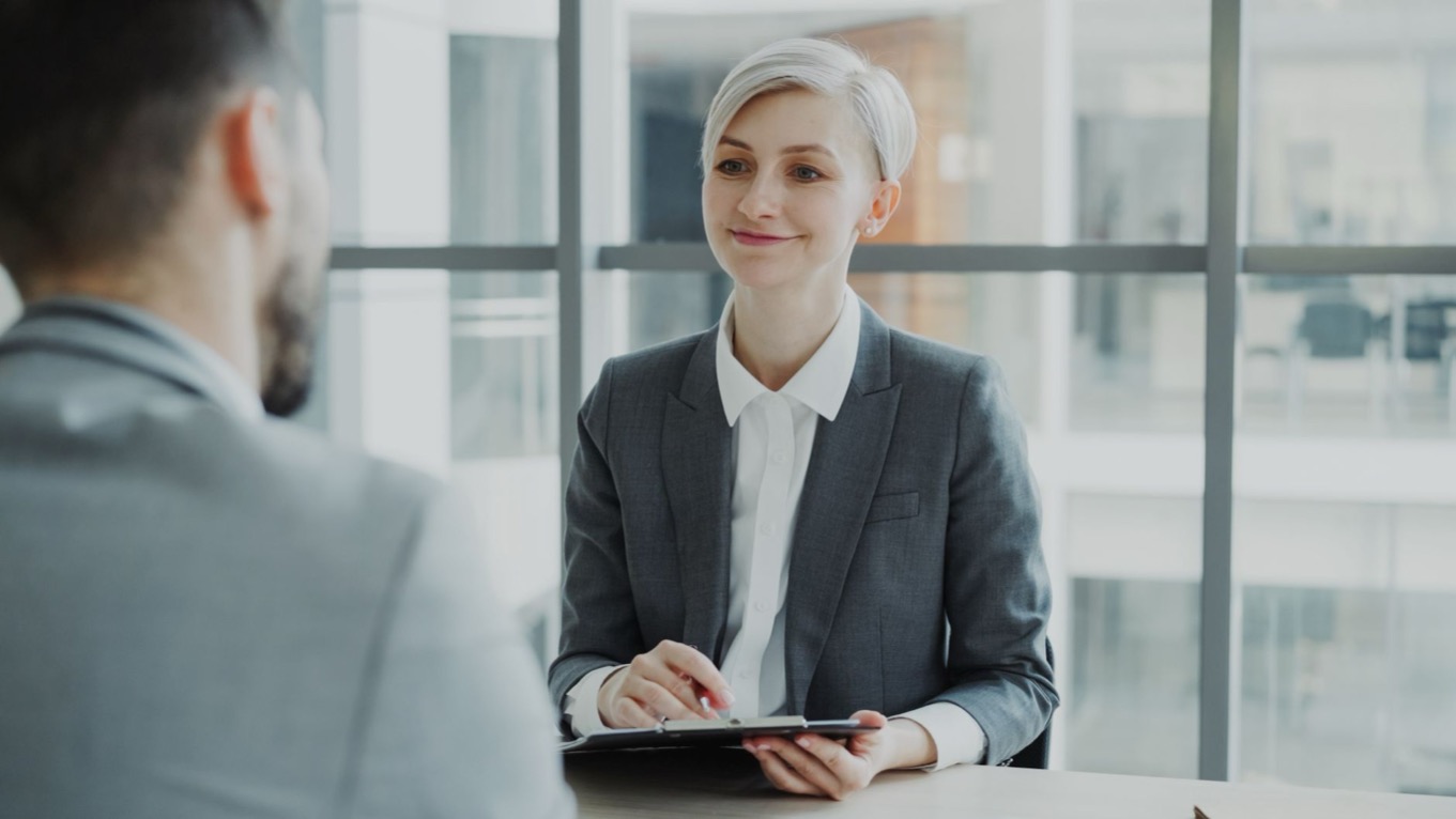 HR-adviseur in gesprek met een medewerker op kantoor over gedragsstijlen en DISC