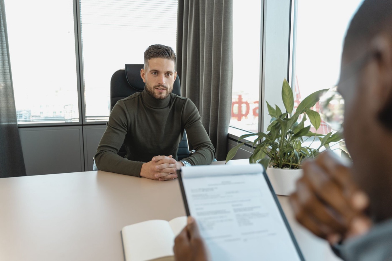 Recruiter voert een sollicitatiegesprek aan een bureau op kantoor