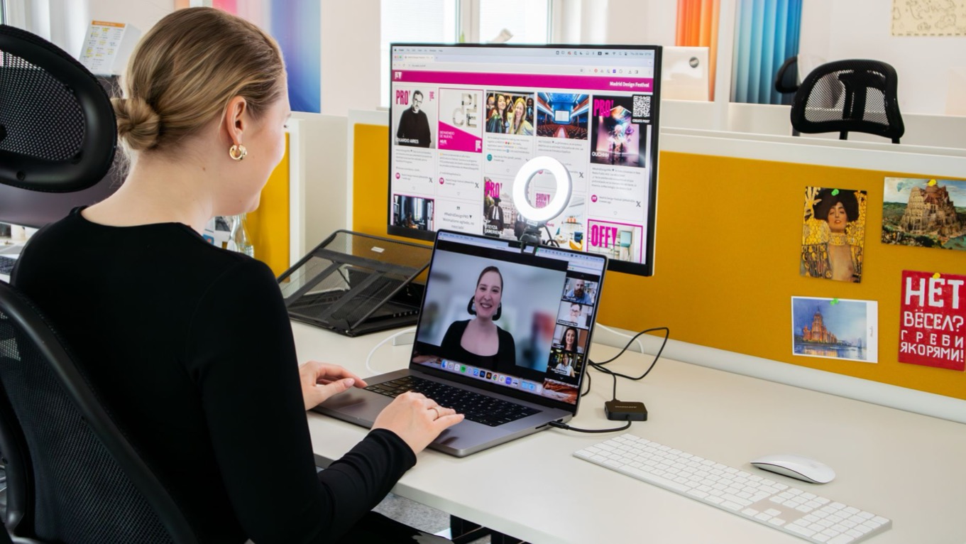 Professional volgt een online DISC-opleiding via een videogesprek op een laptop aan een bureau