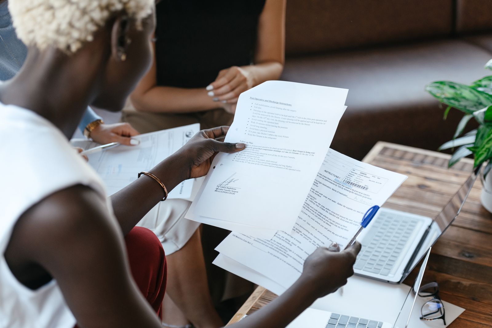 Professional vergelijkt papieren met gegevens aan een bureau om een certificering te kiezen