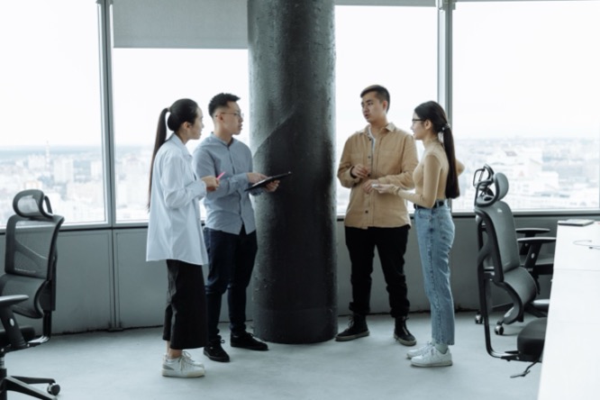 HR-professionals bespreken teamresultaten en gedragsstijlen tijdens een overleg op kantoor