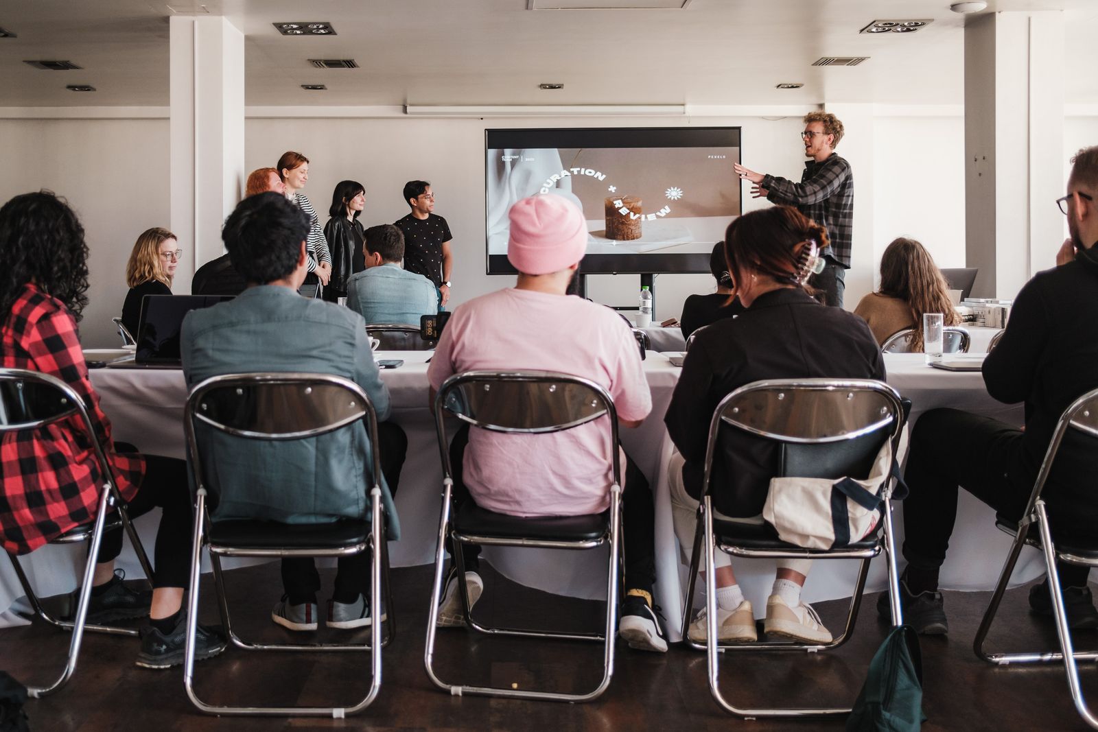 Trainer begeleidt een groep deelnemers tijdens een interactieve workshop