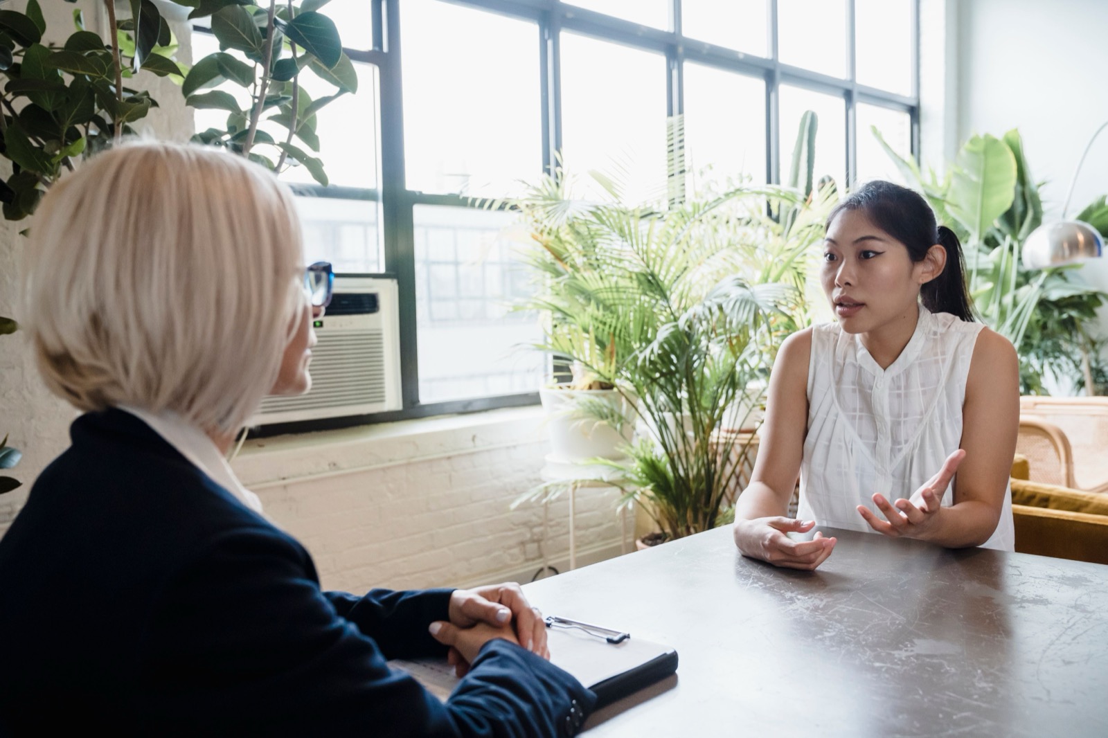 Coach en coachee in gesprek over de combinatie van een DISC-gedragsanalyse en een drijfverenanalyse