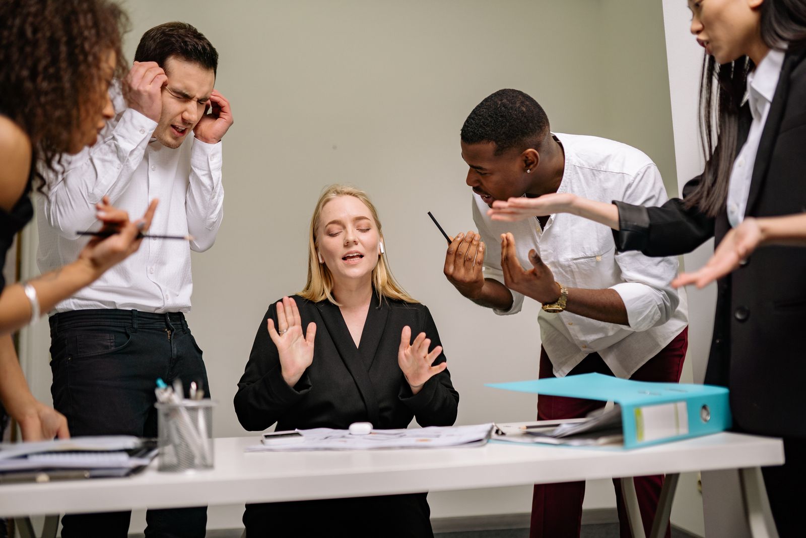 Team van collega's in verhitte discussie tijdens werkoverleg, elk met een eigen conflictstijl