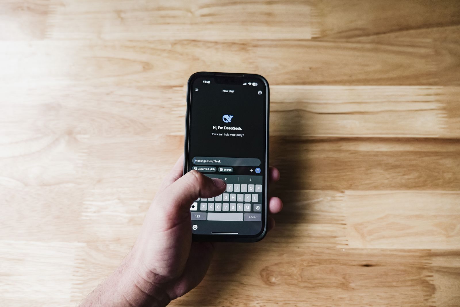 Iemand stelt een AI-chatbot op een smartphone een vraag over een DISC-rapport