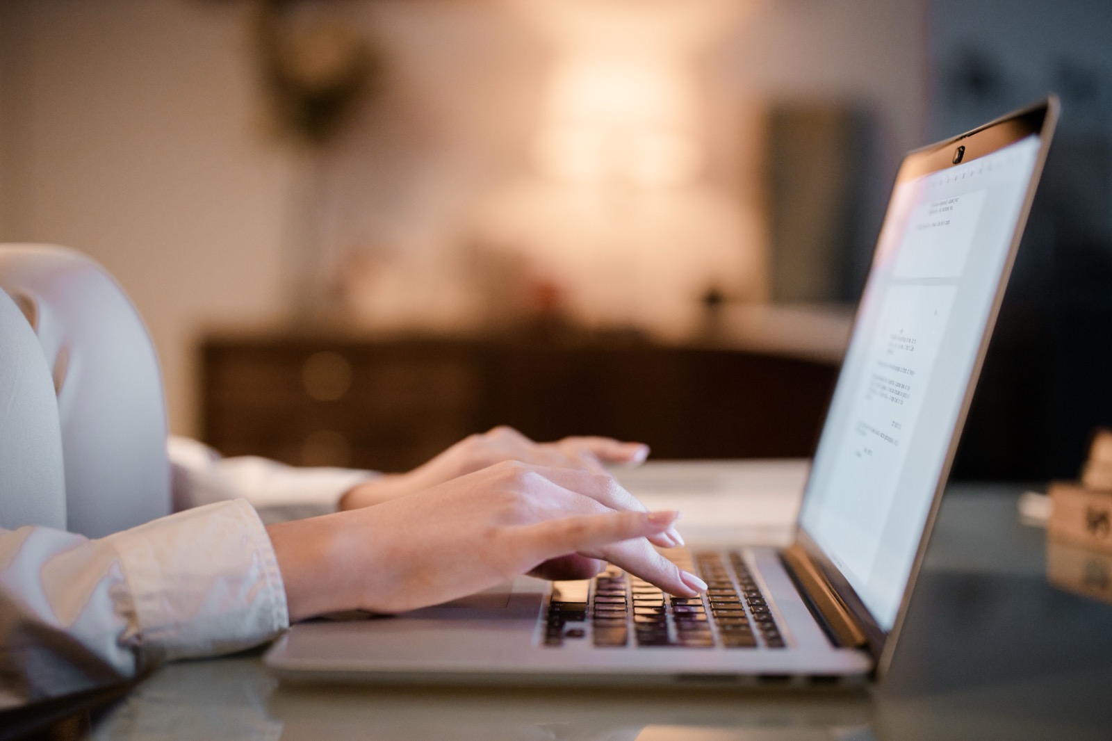 Iemand typt op een laptop, symbool voor het delen van je DISC-profiel met een AI-tool