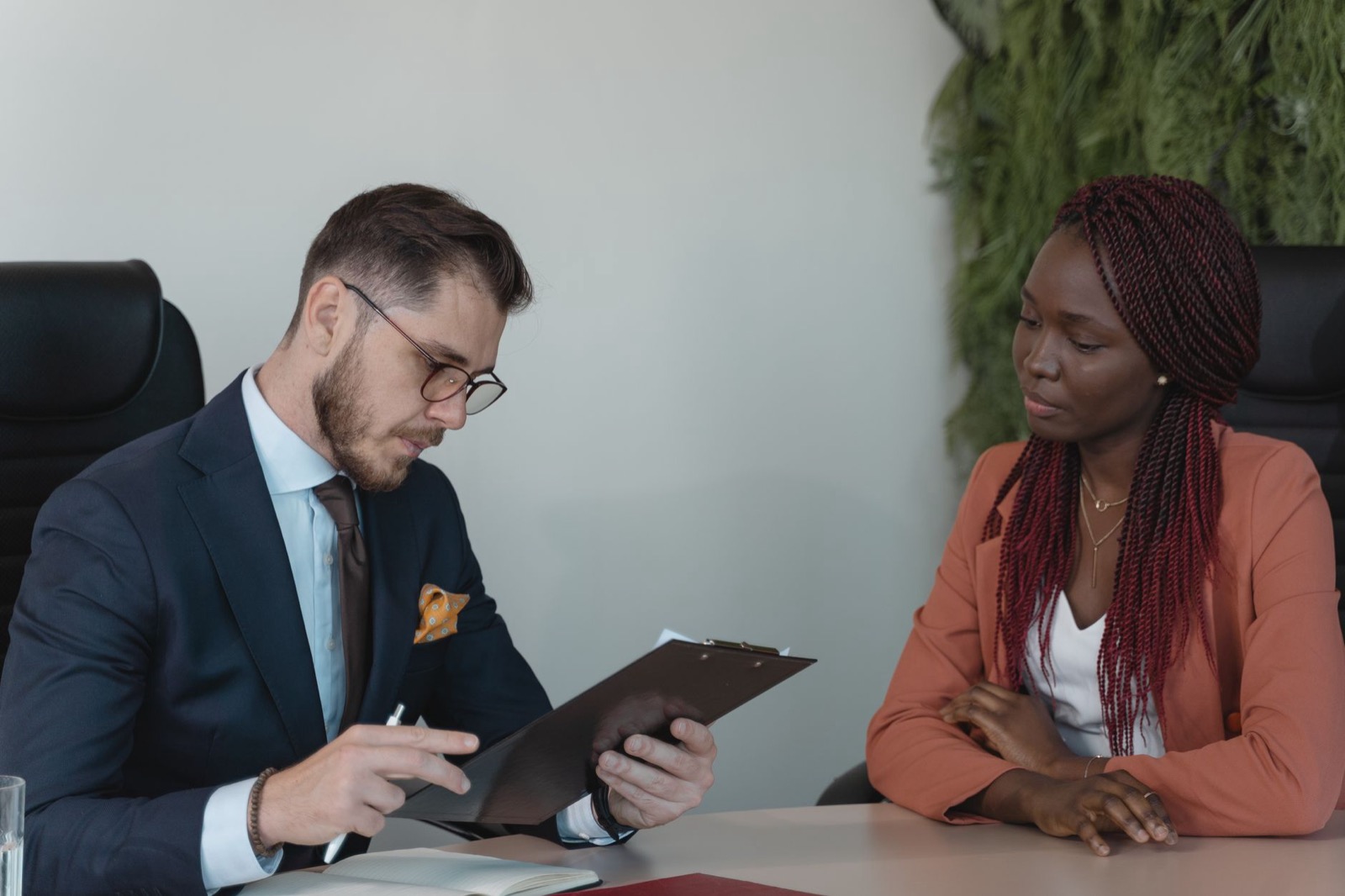 Kandidaat in gesprek tijdens een sollicitatie op kantoor, passend bij de DISC-test die je bij een sollicitatie kunt verwachten