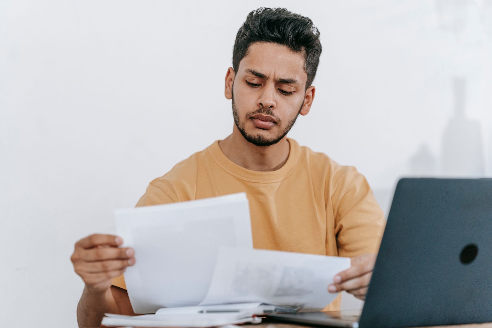 Man leest kritisch een rapport aan zijn bureau, als beeld bij de kritiek op het DISC-model