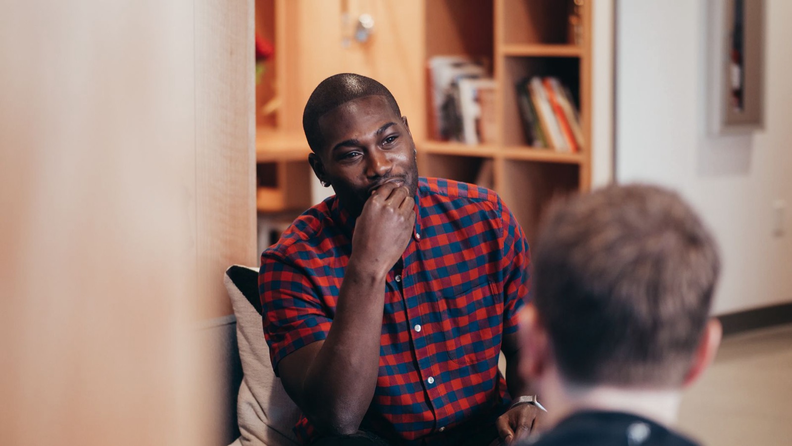 Twee mensen in een open gesprek aan tafel, passend bij een eerlijk weerwoord op de vraag of DISC onzin is