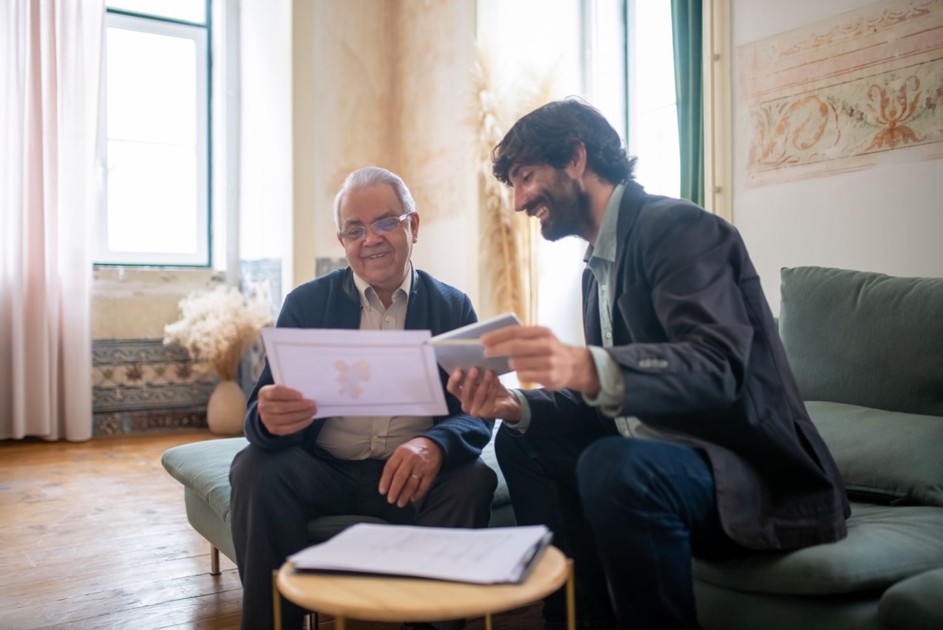 Twee collega's bespreken samen een document, met wederzijds vertrouwen als sfeer van verantwoord DISC-gebruik