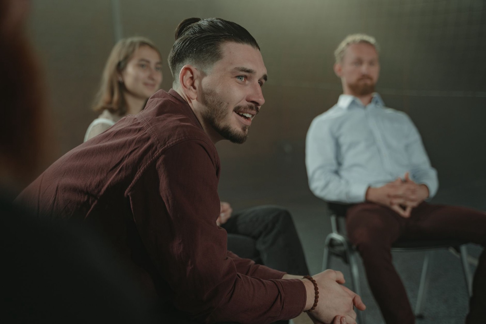 Groep collega's in een rustig kringgesprek, passend bij het groeipad van de S-stijl: kalm je stem laten horen