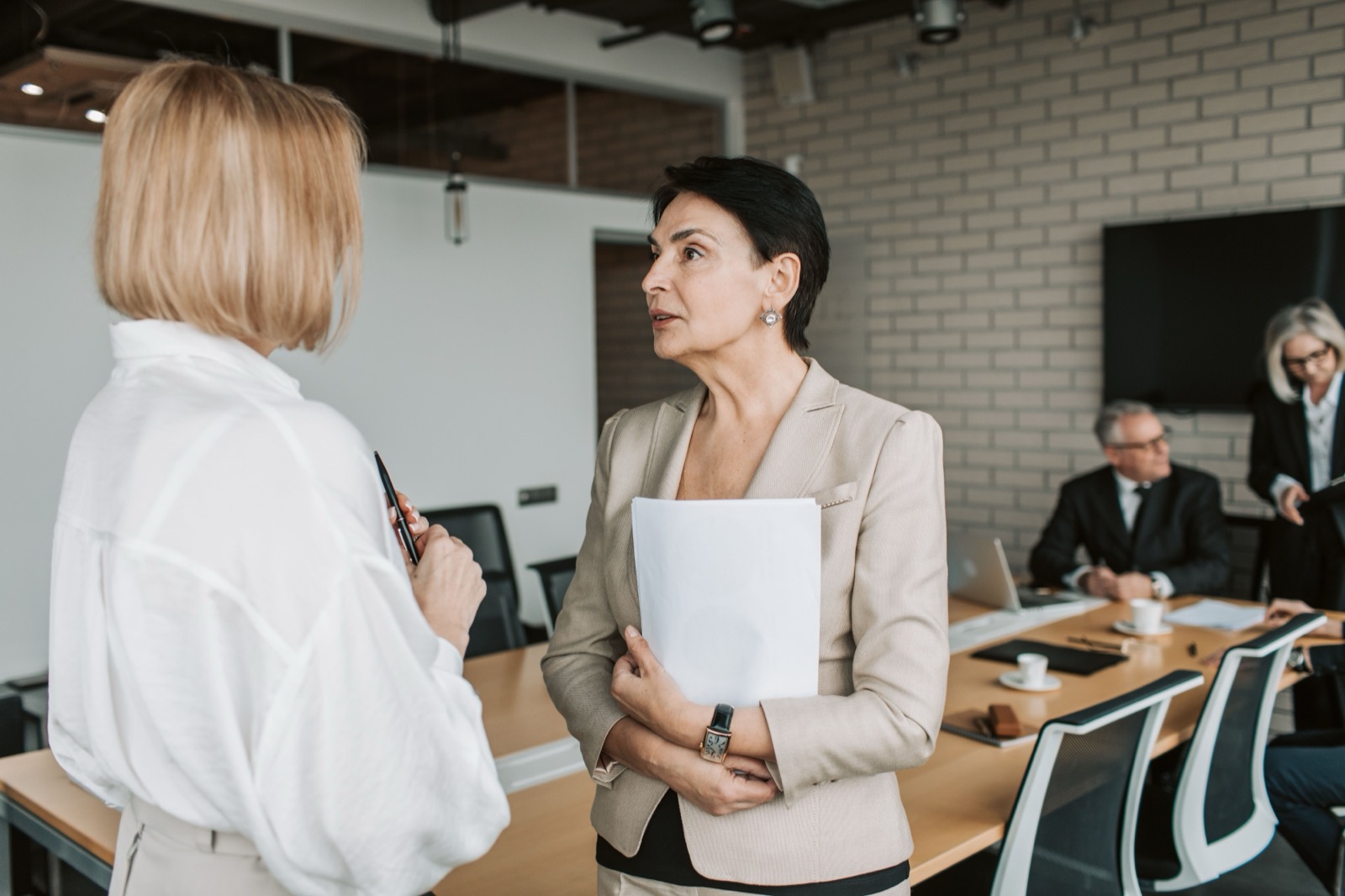 Twee collega's in een rustig gesprek op kantoor, als beeld bij nee zeggen per DISC-stijl