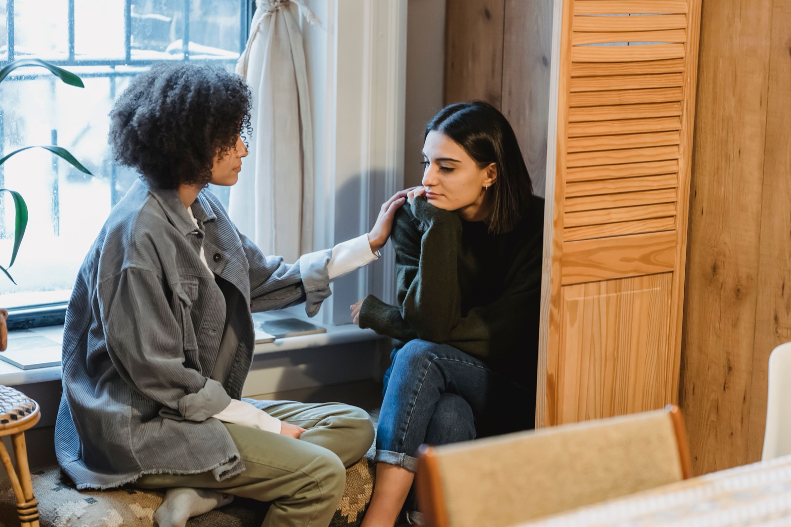 Twee vrouwen in een rustig, luisterend gesprek, beeld bij de doorgeslagen sterke punten van de S-stijl