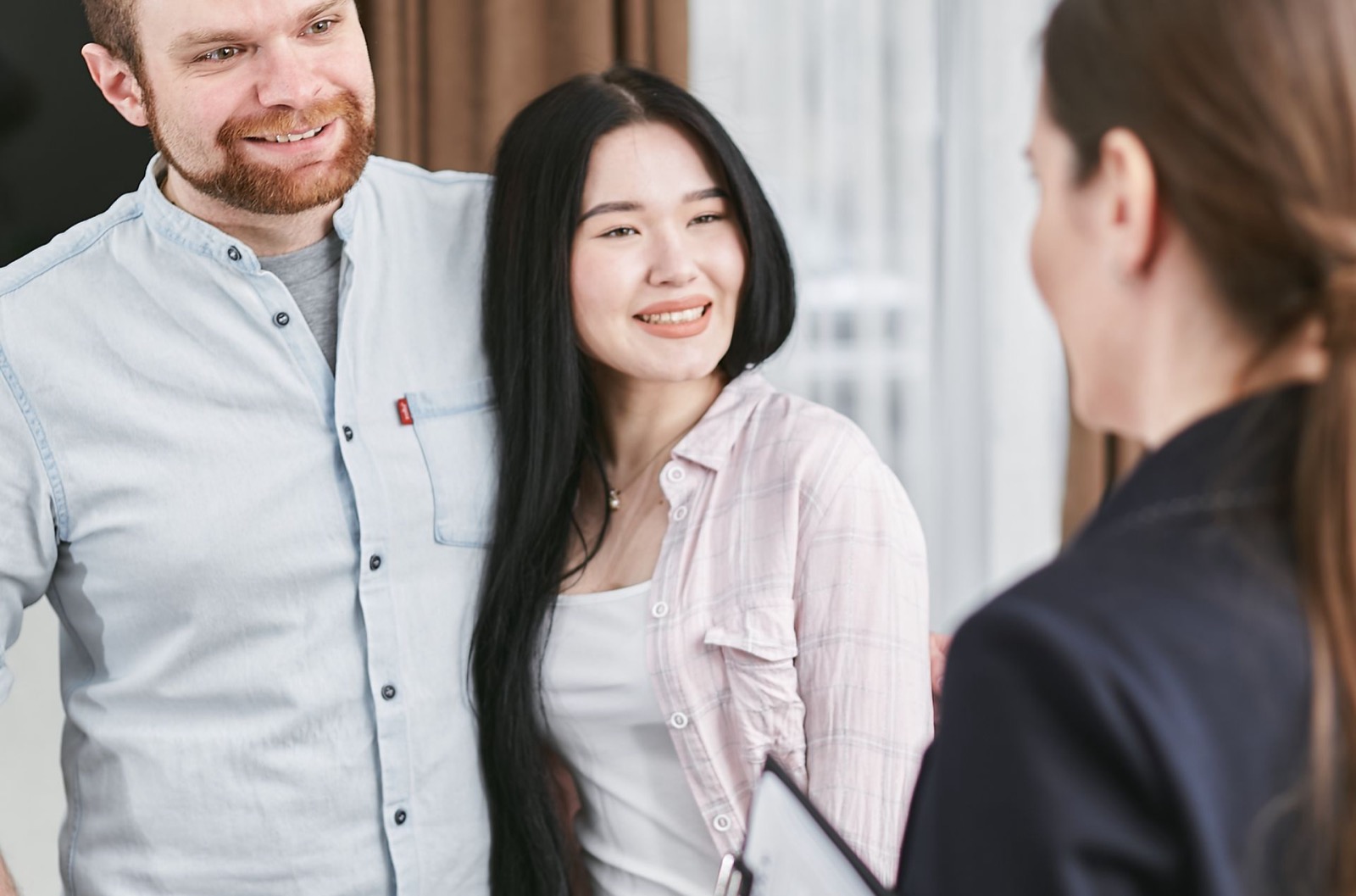 Adviseur in gesprek met twee klanten aan tafel, voorbeeld van persoonlijk klantcontact waarin je DISC-stijlen kunt herkennen