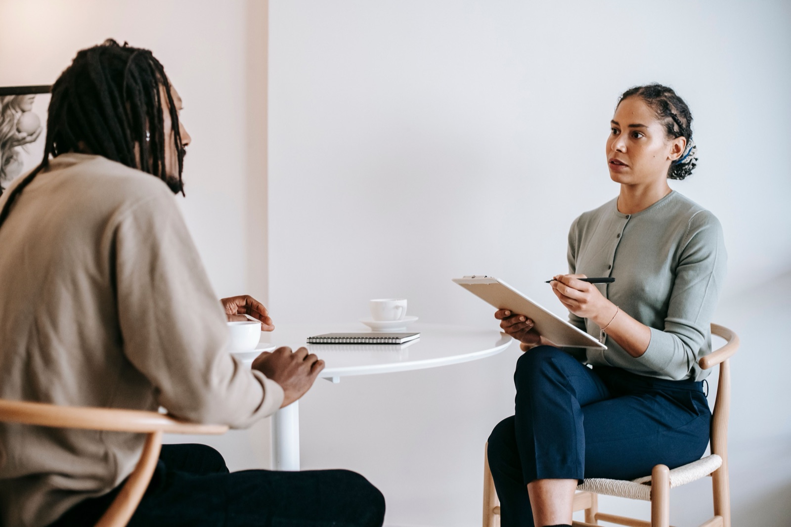 Sollicitant vertelt over zichzelf aan een interviewer die aantekeningen maakt tijdens een sollicitatiegesprek