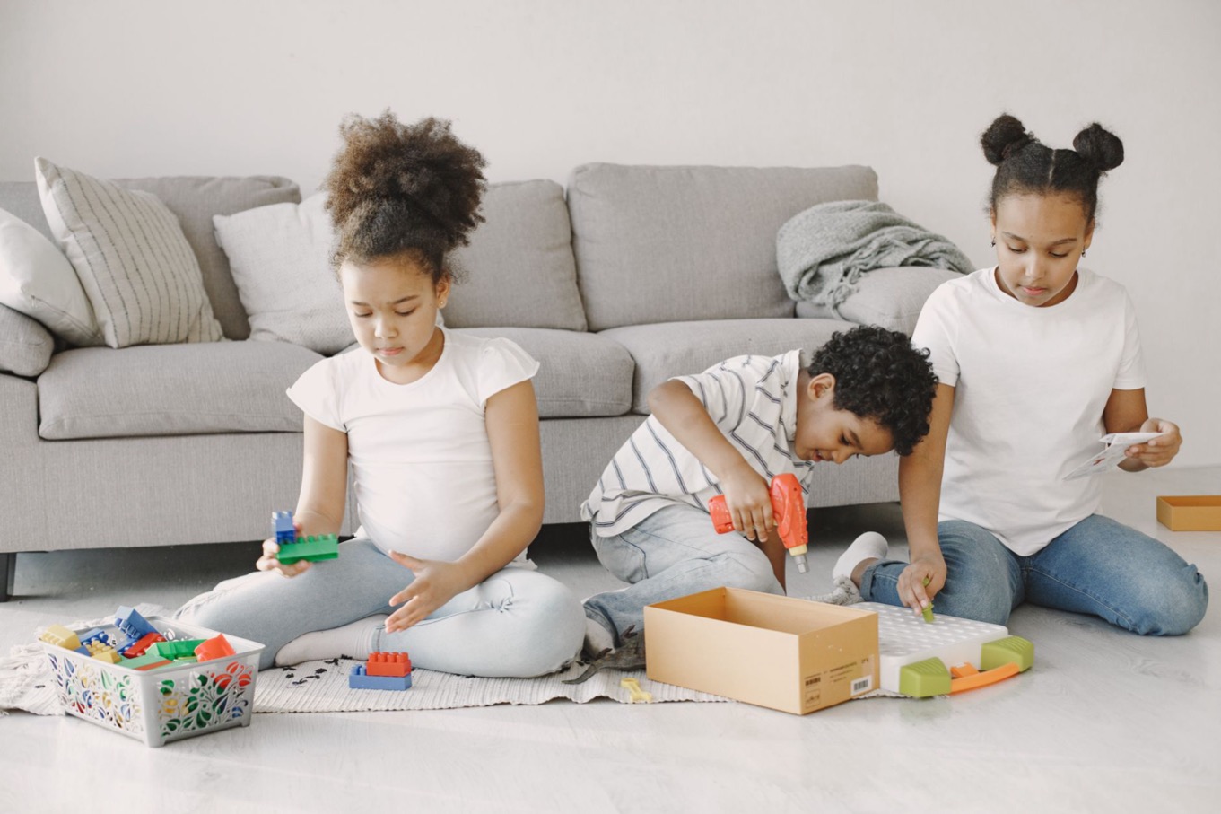 Vier kinderen spelen samen met verschillend temperament, de DISC-kleuren bij kinderen herkennen