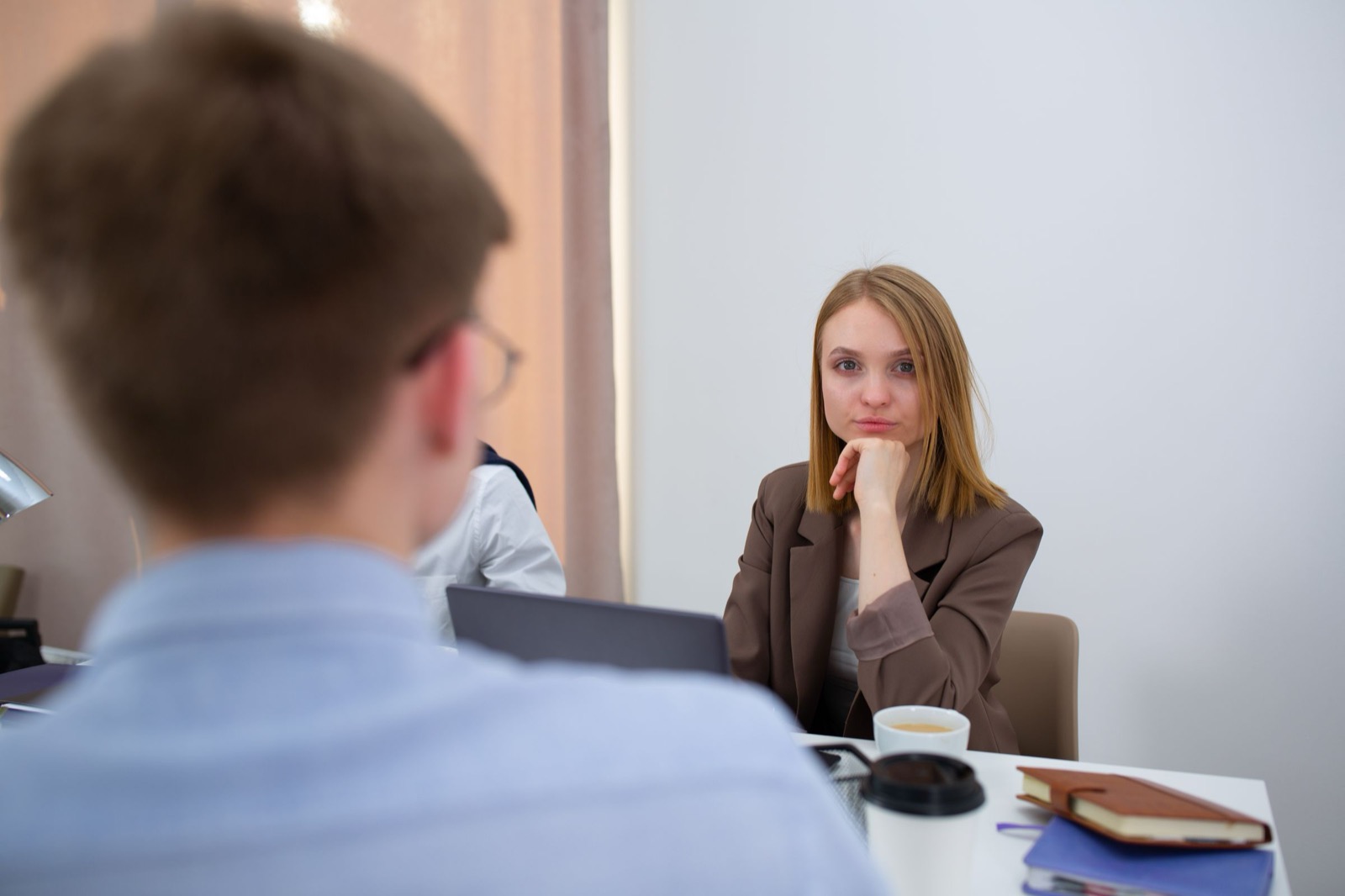Collega luistert aandachtig en rustig tijdens een overleg, beeld bij de wielpositie Supporter