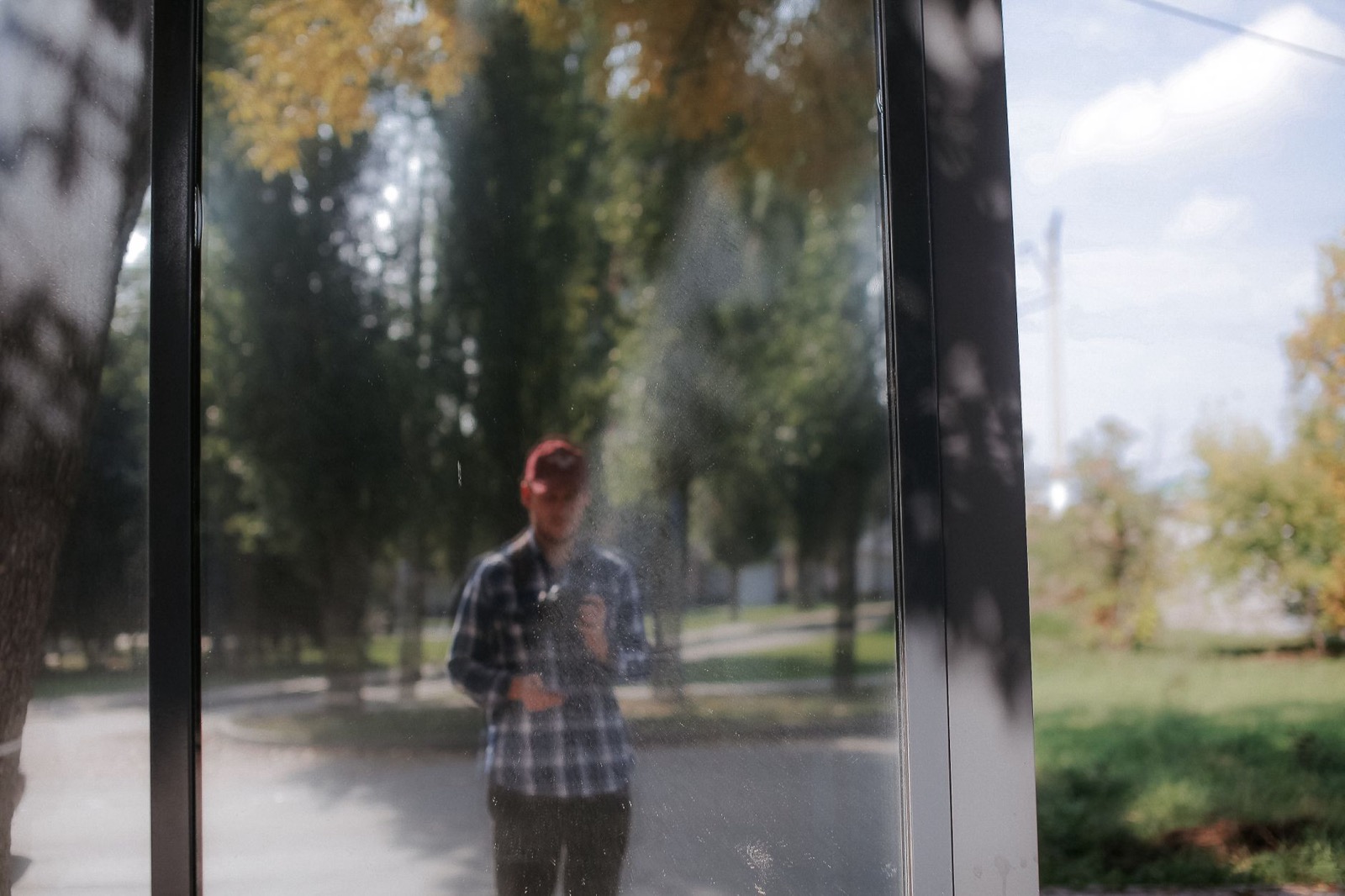 Reflectie van een man in een glazen raam, als spiegelbeeld, symbool voor het ongeldige DISC-profiel waarbij grafieken elkaars spiegelbeeld zijn