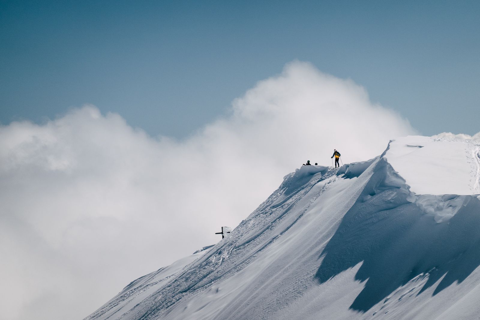Bergbeklimmer alleen op een besneeuwde bergtop, als beeld bij extreme scores in een uitgebreid DISC-profiel