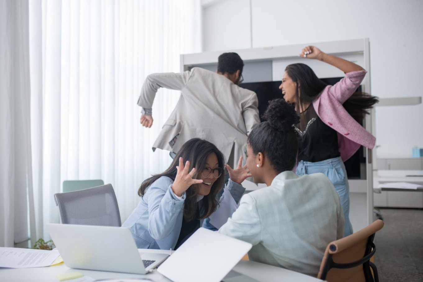 Energiek team brainstormt samen op kantoor, zoals een D-stijl en I-stijl die samenwerken