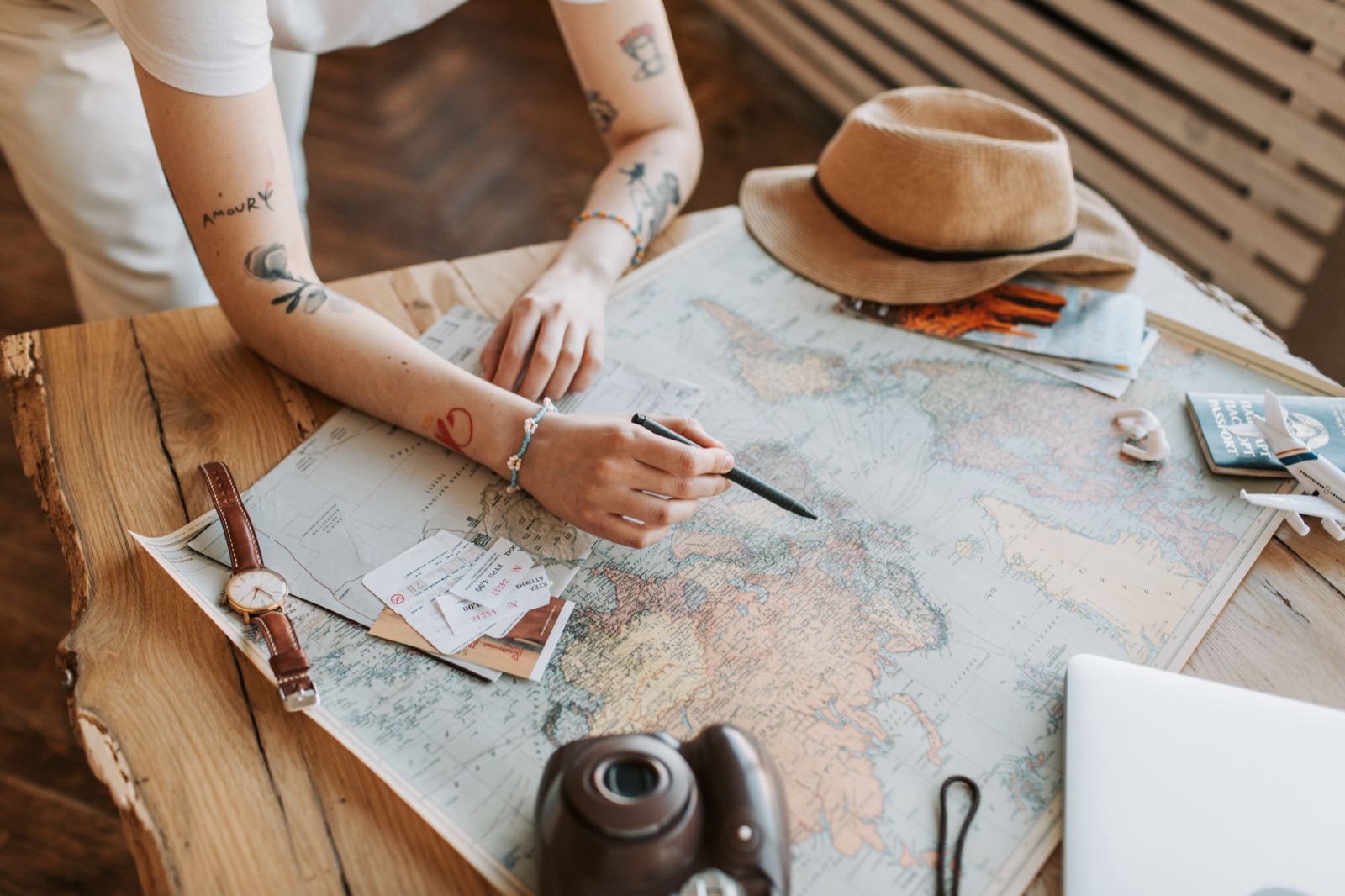 Vakantie plannen met wereldkaart en laptop, beeld bij botsende DISC-combinaties