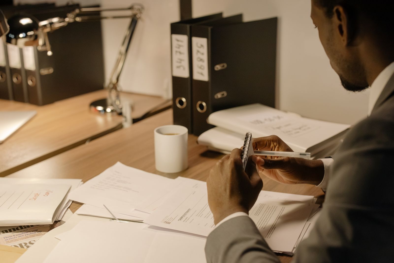 Man bestudeert documenten aan een opgeruimd bureau — de blauwe C-stijl in DISC
