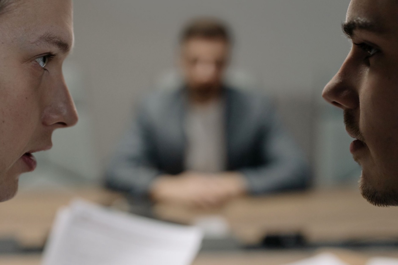 Twee mannen in een serieus zakelijk gesprek, een conflict met een D-stijl aan tafel
