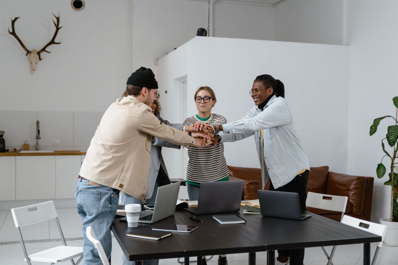 Divers team van collega's dat samenwerkt in een moderne kantoorruimte, symbool voor vertrouwen en begrip in teams met DISC