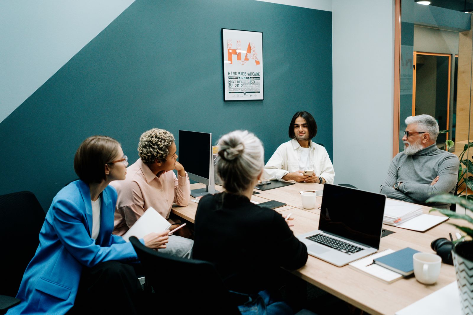 Divers team professionals in overleg tijdens een organisatieontwikkeltraject