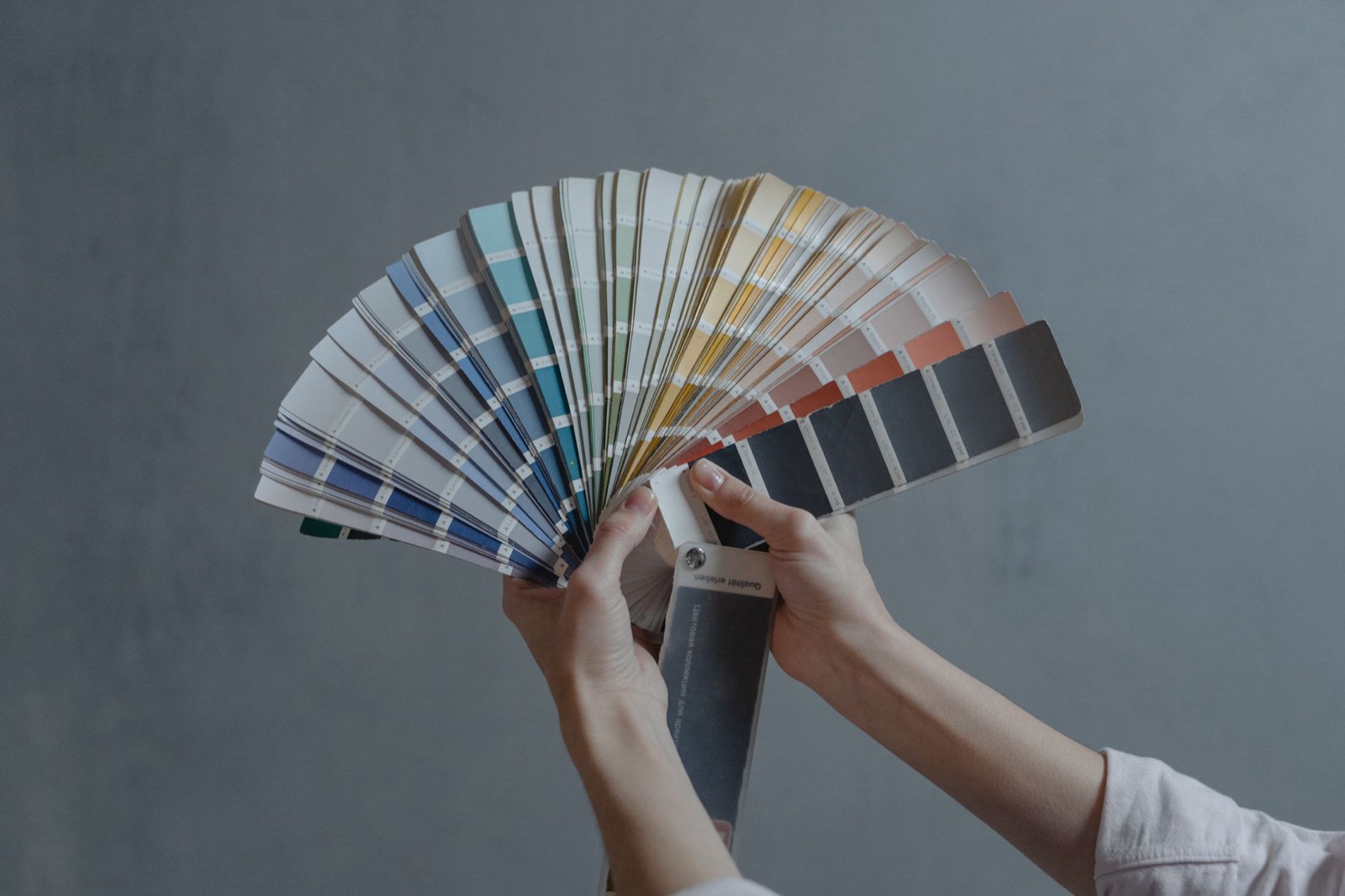 Waaier met kleurstalen in rood, geel, groen en blauw, symbool voor de kleurverwarring tussen DISC en Insights Discovery