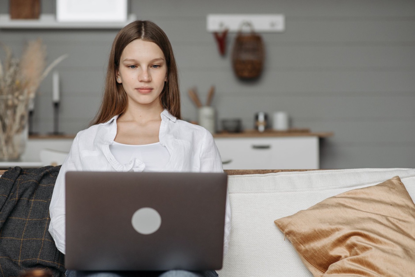 Vrouw doet thuis een online persoonlijkheidstest op haar laptop: DISC vergeleken met 16Personalities