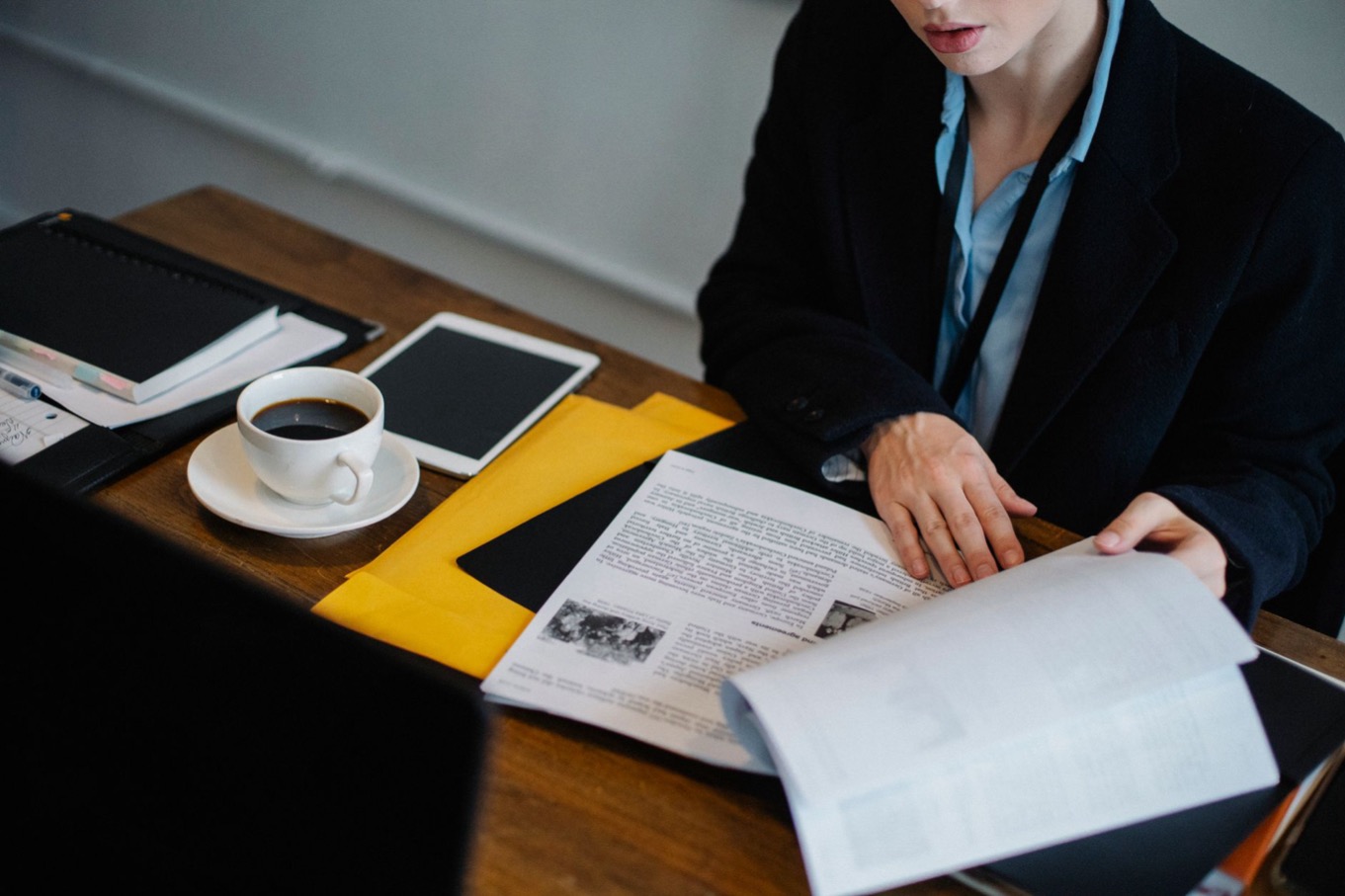 Professional bekijkt documenten aan een bureau: hoe betrouwbaar is een DISC-analyse