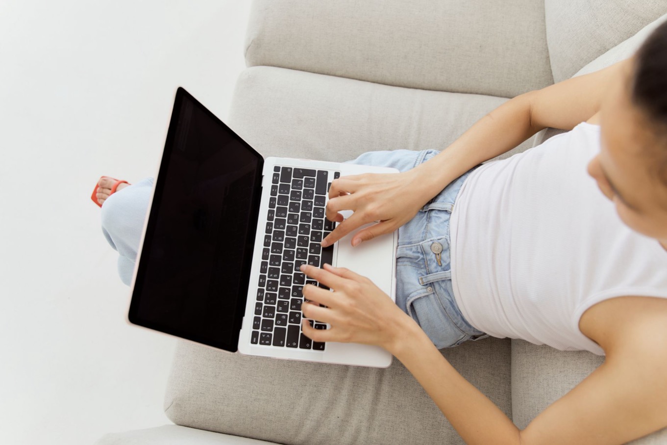 Persoon vult thuis op een laptop een gratis online DISC-test in