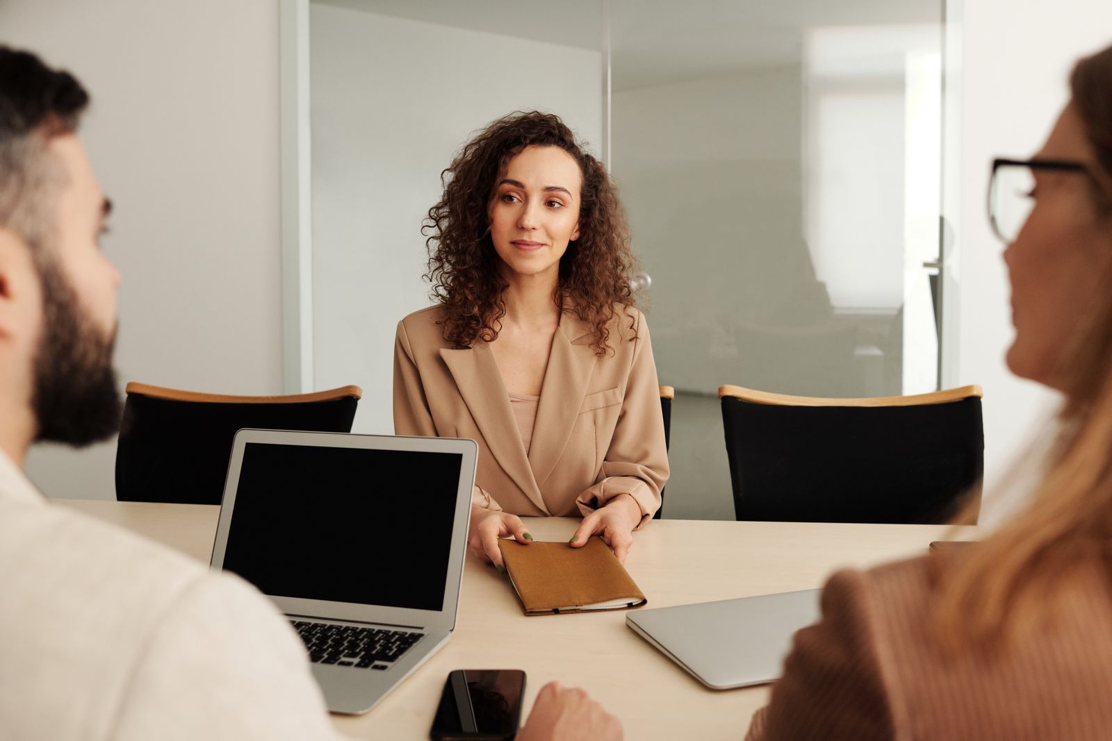 Werkgever en medewerker in gesprek over een DISC-analyse op de werkvloer