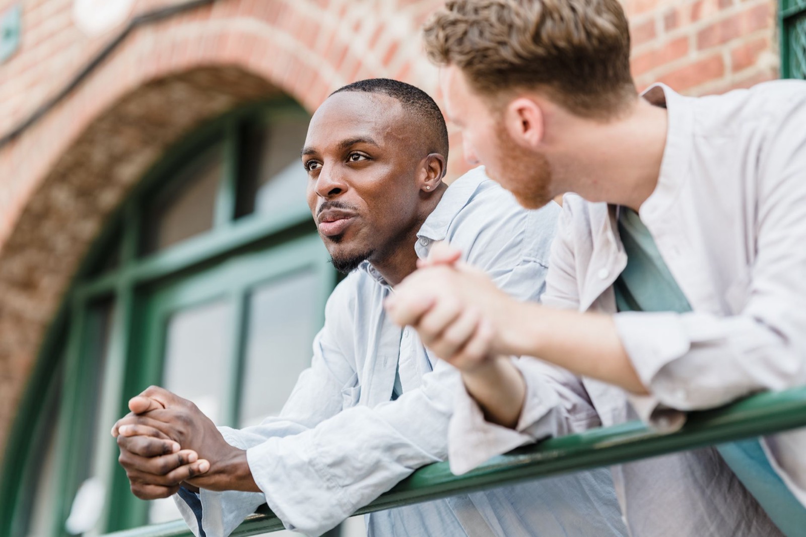 Twee mensen in een rustig gesprek naast elkaar, beeld bij introvert en extravert gedrag in DISC