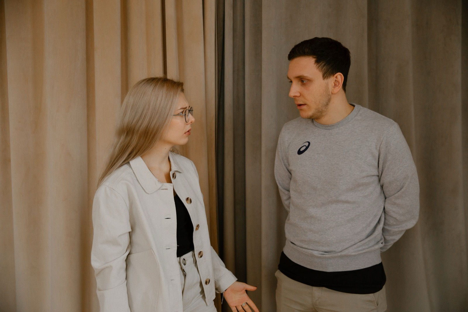 Twee mensen in gesprek die echt naar elkaar luisteren, zoals de Platinum Regel in DISC vraagt