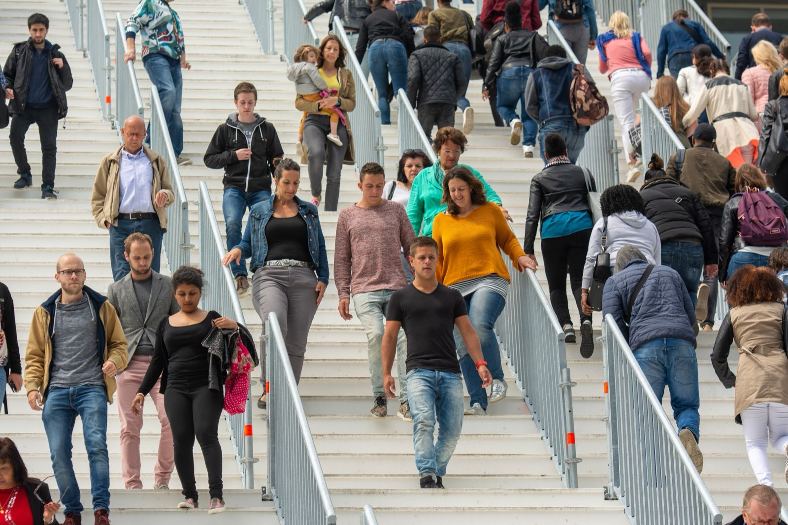 Diverse mensenmenigte loopt door een drukke stad, beeld bij de vraag welke DISC-stijl het meest voorkomt in de bevolking