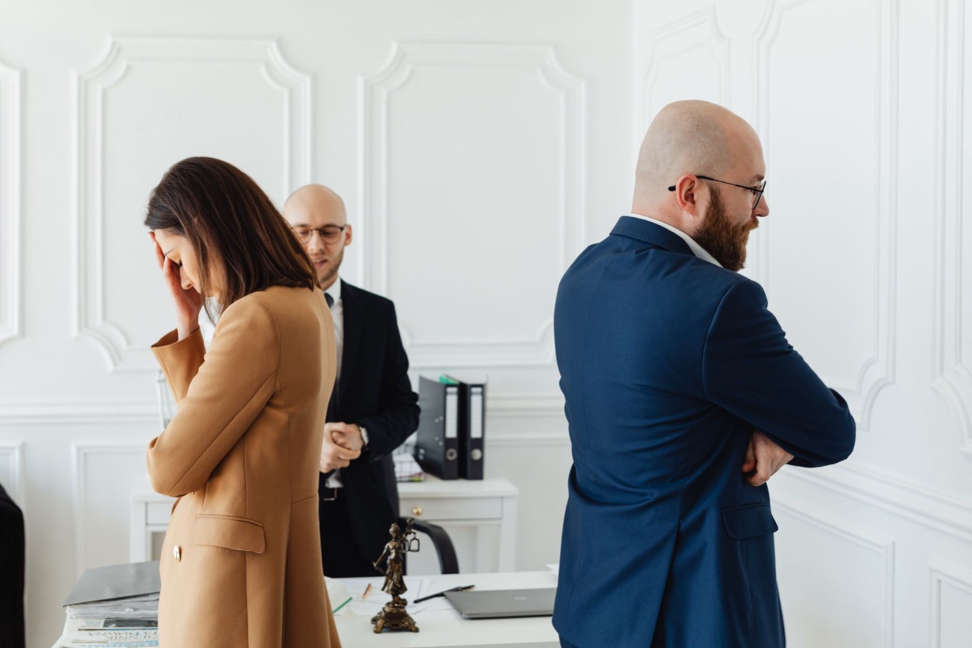 Twee collega's met zichtbare spanning op een moderne werkvloer, beeld bij het botsen van tegenpolen en spiegelgedrag in DISC