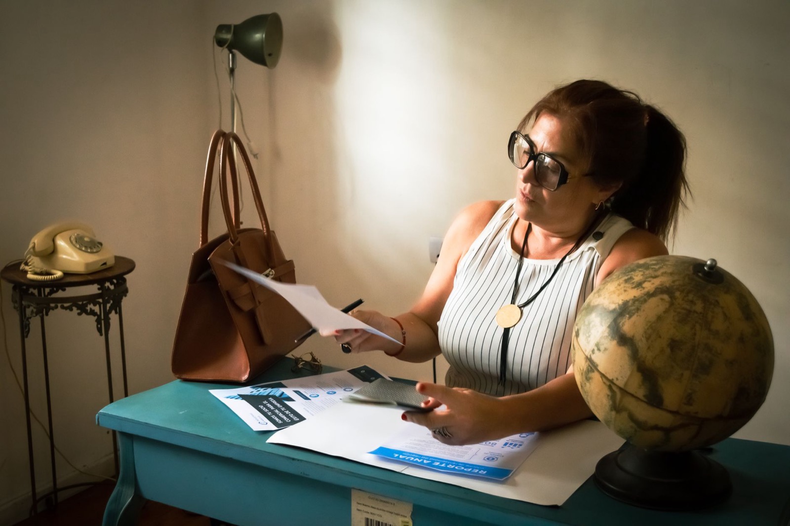 Vrouw leest bedachtzaam een rapport aan haar bureau, passend bij de twijfel of je DISC-profiel slecht is