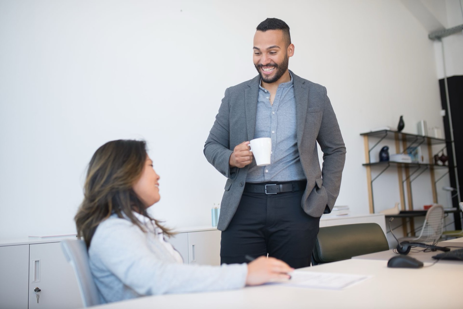 Twee collega's in gesprek op kantoor: beter communiceren met DISC