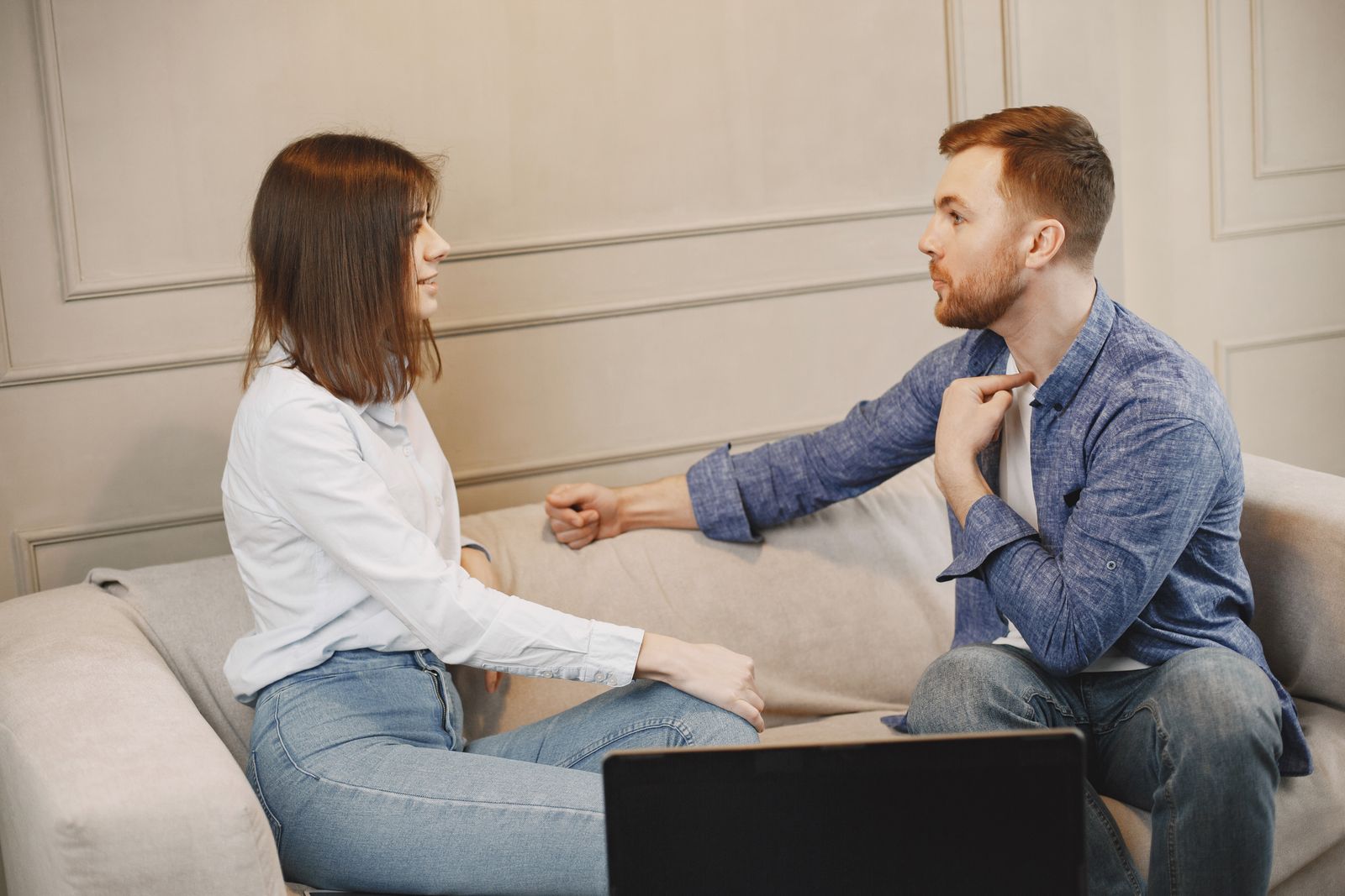 Stel in gesprek op de bank, symbool voor je partner beter begrijpen met DISC-gedragsstijlen